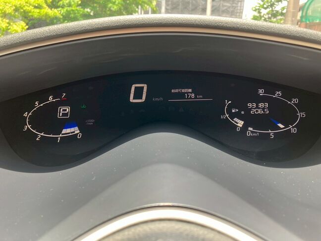 走行距離も93200kmなので、まだまだ走れる車です。